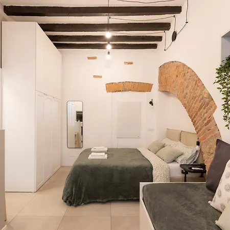 Bricks & Beams In The Key Area Of Apartment
